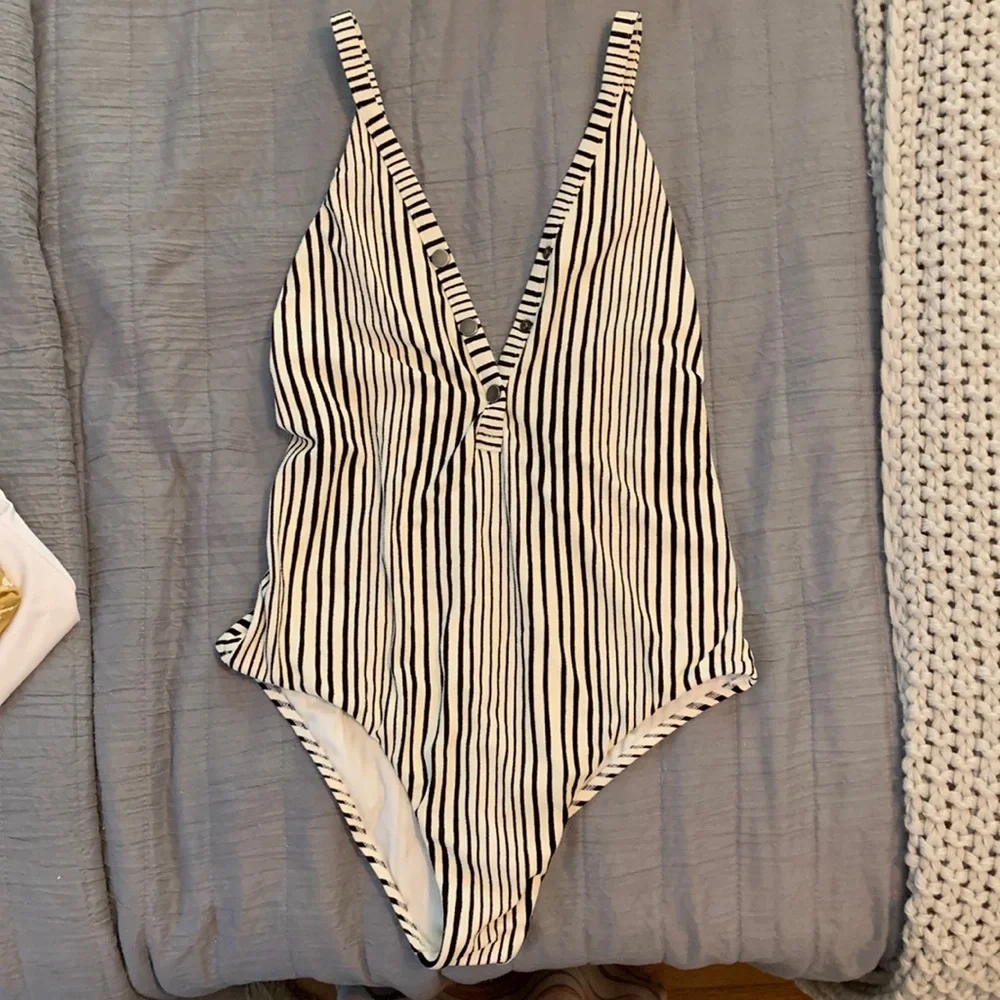 NWOT BILLABONG ONE PIECE - Picture 1 of 3